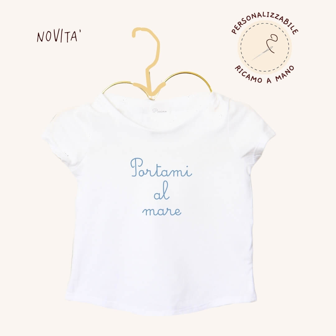 T-shirt con frase "Portami al mare", ricamata a mano in puro cotone. Regalo per neonati e bambini, un pezzo artigianale e unico. Made in Italy.